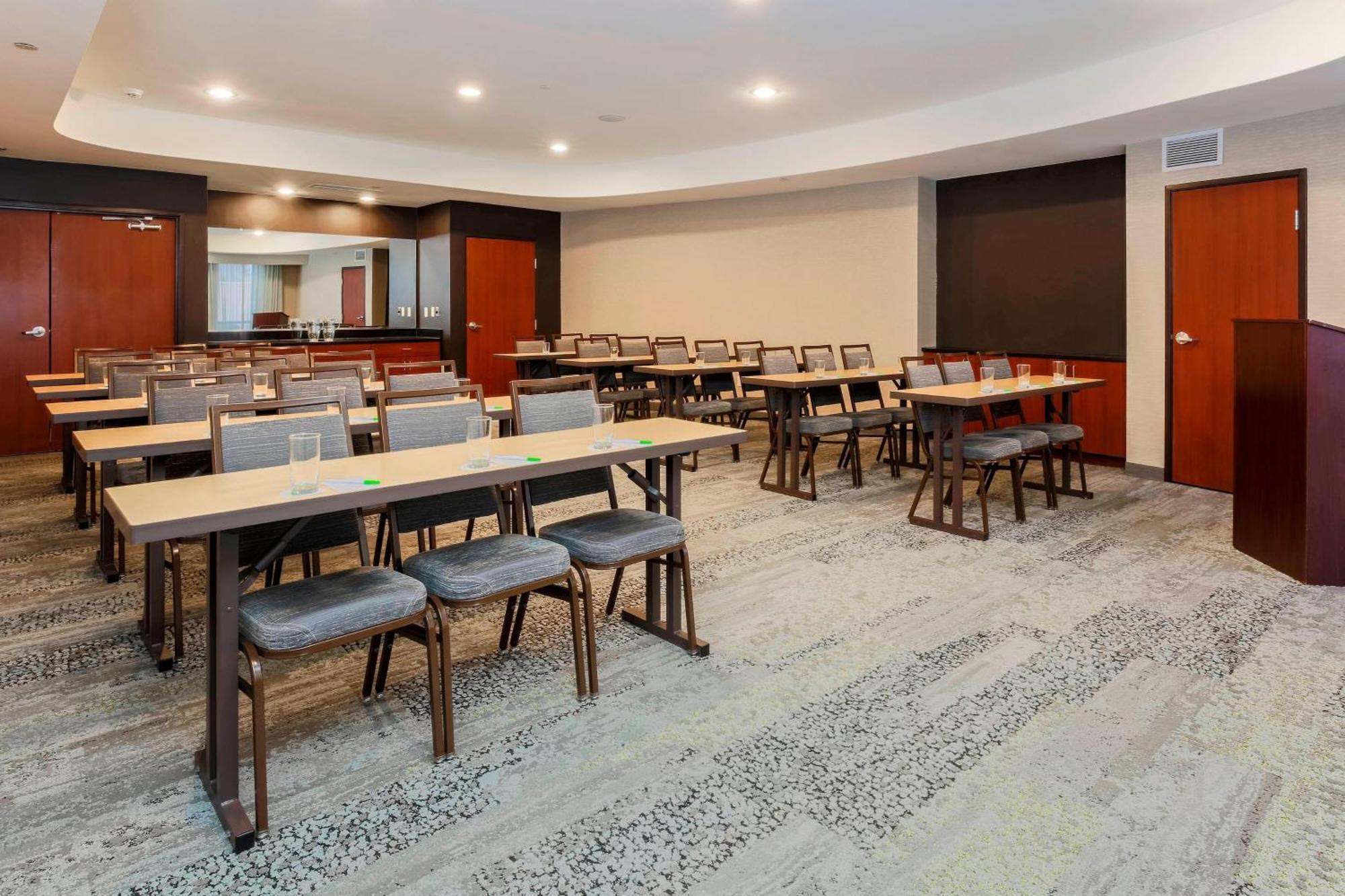 Отель Courtyard By Marriott Potomac Mills Вудбридж Экстерьер фото