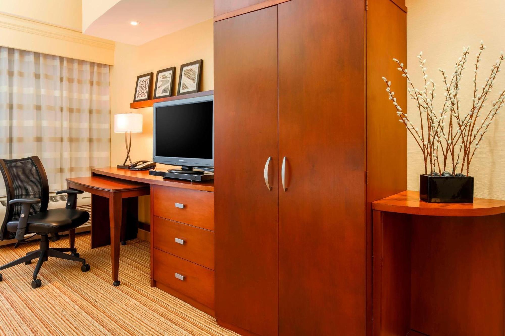 Отель Courtyard By Marriott Potomac Mills Вудбридж Экстерьер фото